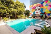 Riverwalk Nearby | King Bed | Downtown Stay
