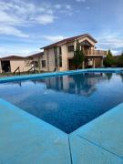 Cabaña con Piscina para Descansar