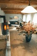 Ugenert sommerhus ved skoven med spabad og sauna
