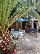Villa la désirée, Haut de la villa non mitoyenne, entièrement rénovée, 3 pièces, climatisé, parking privé dans 120m2 de jardin