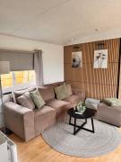 Modern Chalet nabij Ijsselmeer met mooi buitenzwembad op sfeervolle camping
