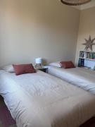 Appartement calme et lumineux, cour extérieure, repas maison possibles - proche Gare et Centre