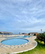 Casa de playa con piscina y salida al mar