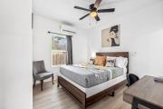 Apt Near Downtown -Desk WiFi TVs - Games - Pets V1