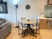 Central 1BR Flat for up to 4 - Lift Access