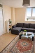 Bright & Modern Flat with Skyline Views