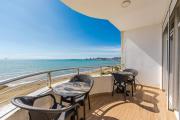 H&H Beachfront Apartment By PS