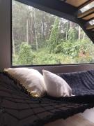 A solo 5 min del aeropuerto con vista al bosque