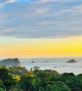 Breathtaking Ocean Vistas, Jungle Bliss, Walk to Eateries & Beach, Fast Internet