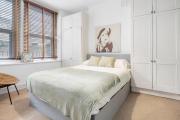Spacious 3 Bedroom House in Barons Court