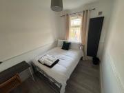 38LYW Room 3 - Modern Dbl Room Stratford, London