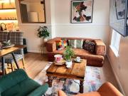 Vibrant City Escape: 1-Gig Fibre & Cosy Modern