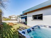 Villa contemporaine avec spa, océan & forêt à pied