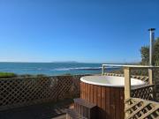 East Creek - hot tub, pool, dog friendly, right on the beach in Ringstead