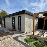 Luxury chalet Stay Smiley with hottub - Includes FREE pool access