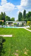 Luxurious large home with Pool, Garden, Koi Pond only 12 min to Octoberfest