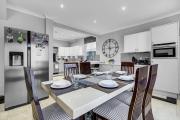 Spacious 4-Bed House Sleeps 8 - Near Tube
