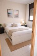Bright big bedroom in a share Apartment Near Sagrada Familia