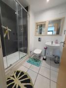 Ensuite Riverside Room in Canary Wharf Shared Apartment