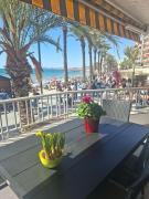 A beautiful beachfront flat for 4 people with a lovely terrace overlooking sea