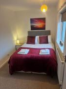 Spacious 4 Bedroom Contractor House near M1- FREE Parking