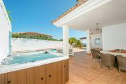 Villa With Jacuzzi And Sea Views In Salobreña