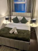 Comfortable Fulham AP Sleeps 8 and Table Tennis
