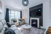 Luxury 3-Bedroom Apartment with 75-Inch TV, Fireplace & Terrace near Manchester Airport
