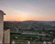 Ta Frangisku - modern apartment overlooking valley with distant seaview