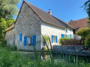 Jolie maison de campagne au bord dun ruisseau