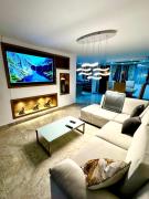 Casa con piscina privada y parking