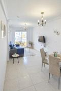 Apartment with queensize bed, Wifi, AC, 5 min walk to the beach