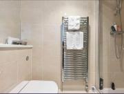 Central 2-bed modern flat with sea views & parking