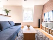 DAHLIA - Idéal pour Familles & Pros - Hypercentre - Vue Fontaine Subé et Cathédrale - Wifi - Machine à laver - Gare, Cathédrale de Reims, Commerces, Restaurants & Transports en commun accessibles à pied en moins de 10 minutes