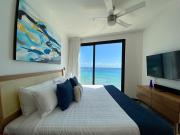 Ocean Front! Amazing Rooftop Pool, Walk to Fifth!