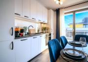 Luxury Apt w private parking, king bed, balcony