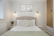 Milton Keynes 3BR, Stylish Home, Sleeps 5, Families Stays, Parking , Free WiFi