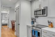 Spacious 2bd with Living Room Kitchen Parking