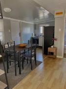 Hermosa casa pequeña en Tamarindo con AC y WIFI