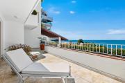 Stylish oceanview suite with infinity pool, full kitchen & bay-view terrace