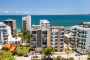 Modern condo with infinity pool, WiFI, plunge spa & ocean-view balcony