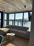 Enjoy life on the water! 3 bed-rooms