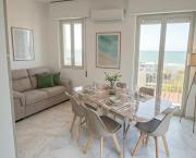 Lussuoso trilocale con terrazza e spiaggia 150 mt