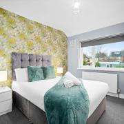 Three Bedroom House - Garden - Parking - Fast Wi-Fi 121JA