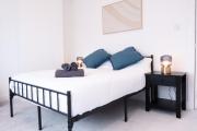 Seafront Beach House, Sea Views & Free Parking