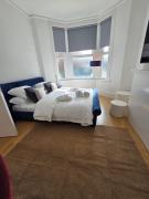 HARU RESIDENCE, Close to Tower Bridge, 6 bed House can sleep up to 16 peo