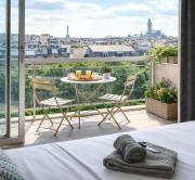 Eiffel Tower view studio with lift & balcony