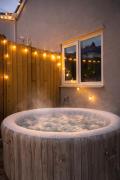 2 Bedroom 2 Bathroom Luxury Apartment - Fast WiFi & Free Parking