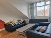 Spacious Apartment Sleeps 7 near central London