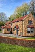 Luxury 4BR Executive Lodge with 4 Private Suites and Private Parking